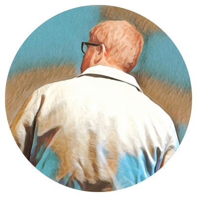 Un homme âgé avec des cheveux blancs portant des lunettes, vu de dos, profitant d'une expérience de jeu en réalité virtuelle dans un environnement extérieur.