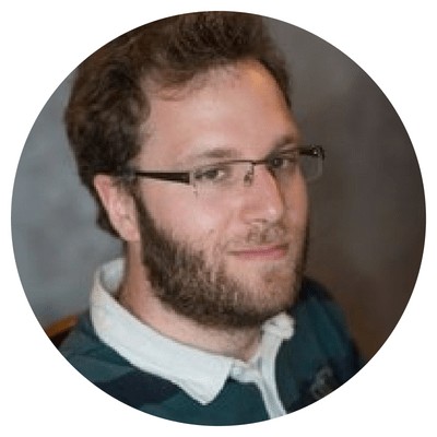 Joueur saisonnier de jeux vidéo, passionné par l’e-sport et la compétition, concentré devant des écrans lumineux dans une ambiance gaming immersive.