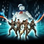 Gros plan du film d'action Ghostbusters avec des chasseurs de fantômes armés, un énorme Stay Puft Marshmallow Man en arrière-plan et des monstres effrayants dans une ville nocturne animée.