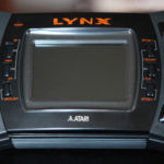 Manette de jeu Atari Lynx pour gaming portable, écran couleur et boutons de commande, parfait pour jouer aux jeux vidéo rétro et profiter d'une expérience de jeu immersive.