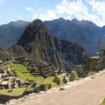 Vues imprenables du Machu Picchu, site emblématique du Pérou, avec ses ruines anciennes entourées de montagnes majestueuses et de paysages spectaculaires, parfait pour les amateurs d'histoire et d'aventure.