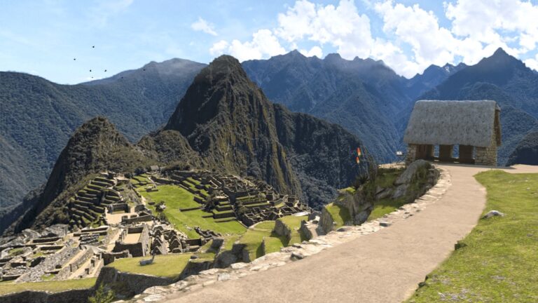 Vues imprenables du Machu Picchu, site emblématique du Pérou, avec ses ruines anciennes entourées de montagnes majestueuses et de paysages spectaculaires, parfait pour les amateurs d’histoire et d’aventure.