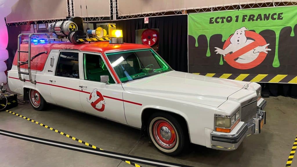 Eternité, véhicule de la célèbre équipe de Ghostbusters avec équipement de proton transport et sirène lumineuse, en exposition pour une animation sur le thème du film Ghostbusters.
