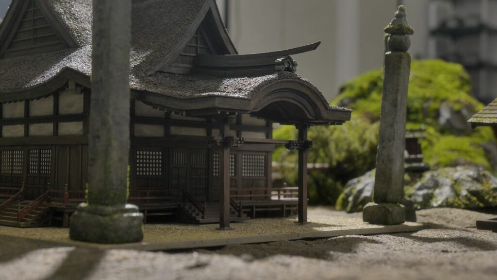 Cuillier en porcelaine, figurine de chien élégant, sculpture d'oiseau grue en métal, décoration artistique de style japonais, décor d'artisanat traditionnel pour collection ou décoration intérieure.