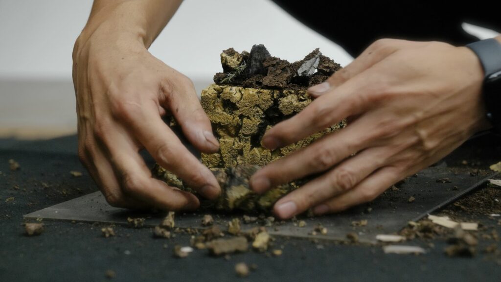 Cuillier en porcelaine, figurine de chien élégant, sculpture d'oiseau grue en métal, décoration artistique de style japonais, décor d'artisanat traditionnel pour collection ou décoration intérieure.
