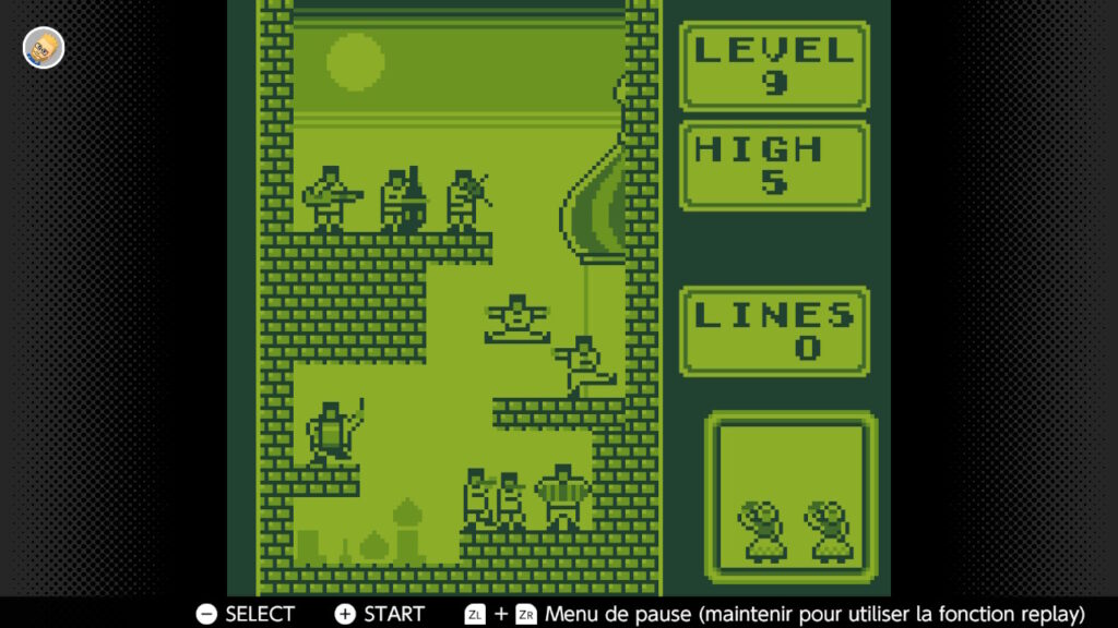 Capture rétro de jeu vidéo pixel art en vert monochrome, illustrant un niveau de jeu avec des personnages et des éléments d'écran classiques, de style arcade.