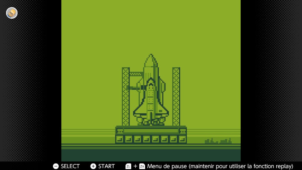 Vaisseau spatial rétro de style pixel art en phase de lancement sur une plateforme de campagne, illustration d'un jeu vidéo d'arcade ou classique.