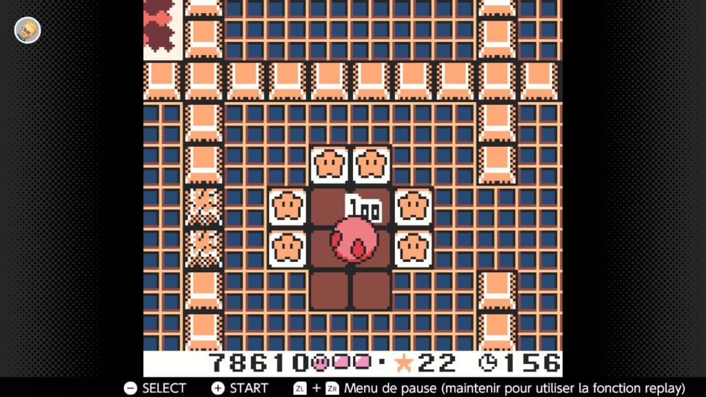 Cible : personnage pixelisé dans un jeu vidéo rétro de style arcade, entouré de blocs et éléments de jeu.