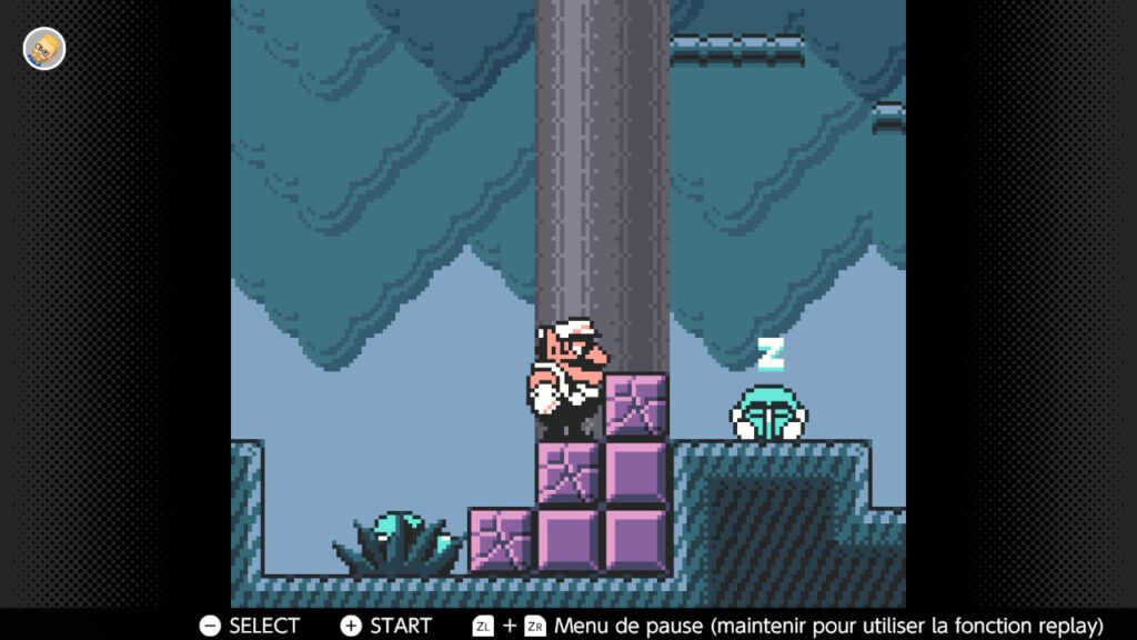 Mario pixel art dans un jeu vidéo d'arcade, environnement naturel avec blocs et arbre, style rétro, plateforme 2D, ambiance nostalgique, jeu vidéo, pixel art, aventure.