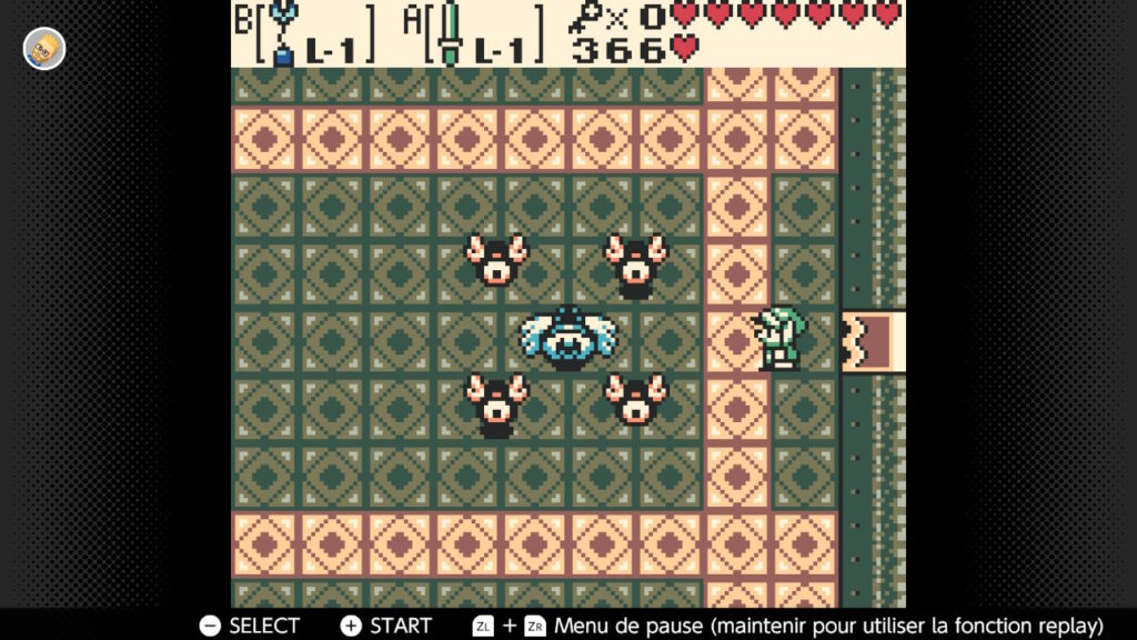 Coffre de jeu Zelda en pixel art classic sur tapis vert et motifs géométriques pour expériences gaming rétro captivantes.