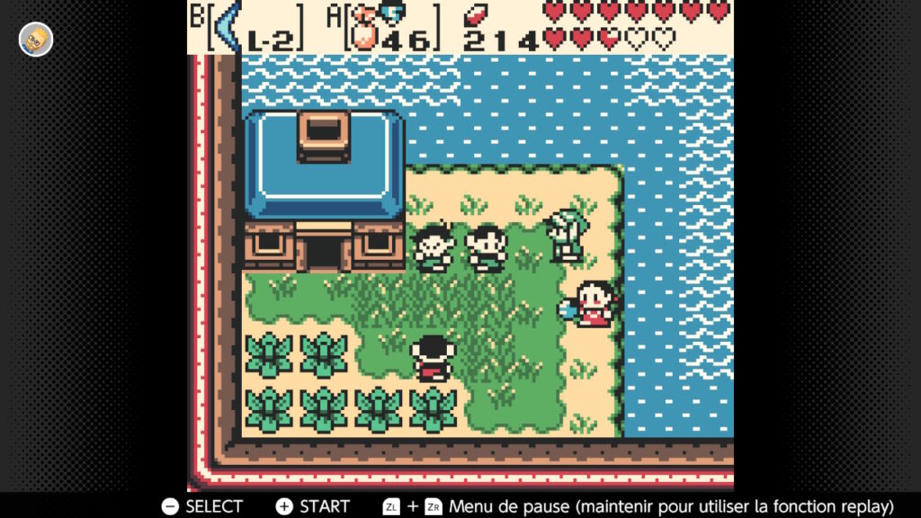 Potager coloré dans un jeu vidéo rétro, personnages pixel art, maison, éléments aquatiques, atmosphère nostalgique, parfait pour jeux d'aventure ou plateforme, inspiration 8-bit, scénario de jeu vidéo, ambiance pixel art, jeu vidéo classique, gameplay aventure.