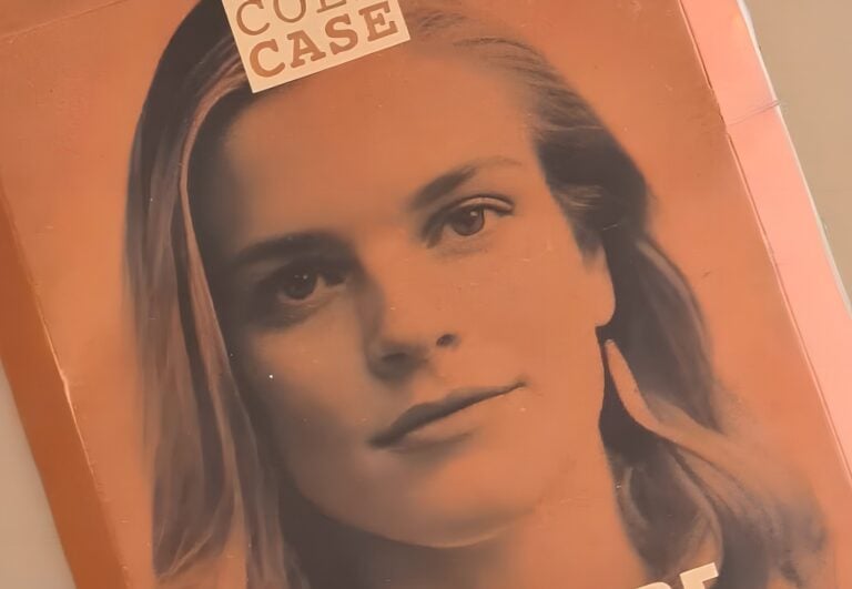 Peinture murale de portrait féminin avec styles réaliste et expression douce, design pour décoration intérieure moderne, couleurs chaudes adaptées à décoration maison et espaces salon.