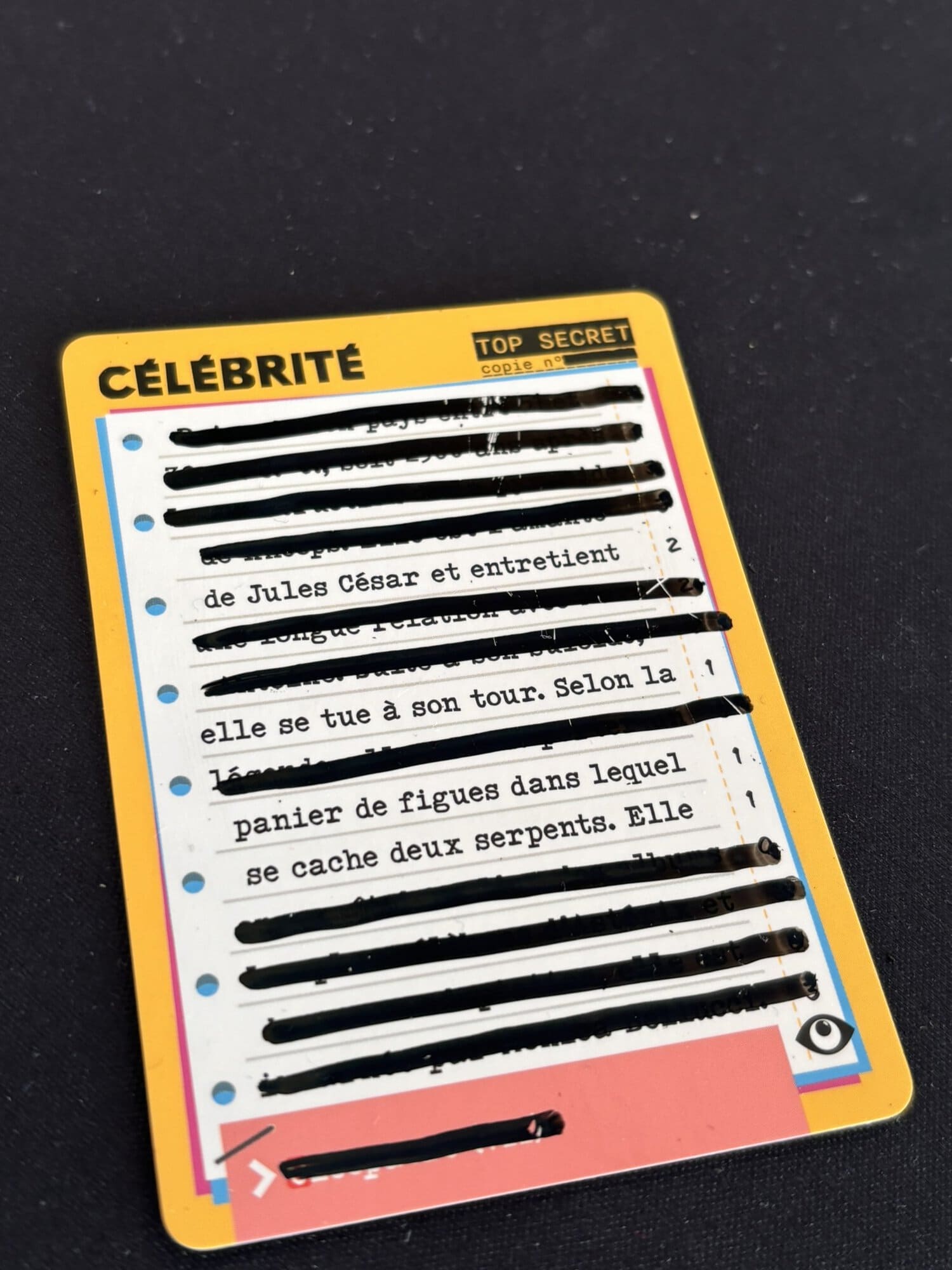 Candidature top secret avec texte barré et bordure colorée, représentant un document de type fiche de renseignement ou carte secrète, format horizontal, sur fond noir.