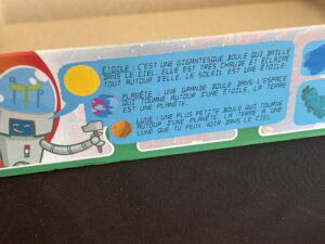 étoile : représentation d'une grande boule brillante dans le ciel avec une autre petite planète en orbite, illustrée dans une animation simple et colorée.