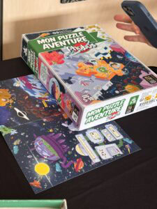 Puzzle d'aventure pour enfants avec images colorées de l'espace et planètes. Jeu éducatif et amusant pour stimuler l'imagination et la logique des enfants. Version française du jeu de société.