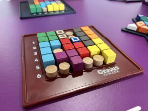 Coffret de jeux de société en bois colorés pour enfants, éducatif et amusant, avec plateau en plastique résistante, idéal pour développer la logique et la motricité.