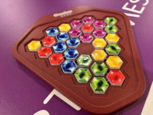 Motifs hexagonaux colorés pour jeu de stratégie en ligne, parfaits pour les amateurs de jeux de société modernes et de défis de réflexion.