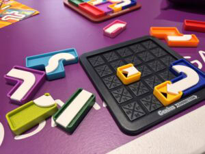Puzzle numérique en plastique coloré sur fond violet pour jeux de société et divertissement.