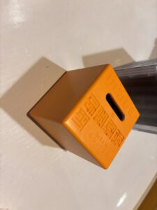 A1. Boîte orange Tactic pour puzzles et jeux de société, idéale pour organiser des jeux et accessoires de gaming.