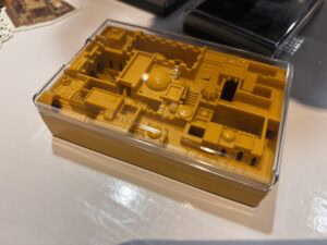 Édition limitée de puzzle 3D en plastique jaune, basé sur un thème de jeu ou de construction, présenté dans une boîte transparente pour collectionneurs ou fans de jeux.