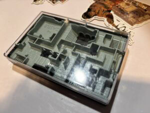 CADRE DE JEU DE SOCIÉTÉ EN PLASTIQUE TRANSPARENT, idéal pour les jeux de société et activités en famille ou entre amis.