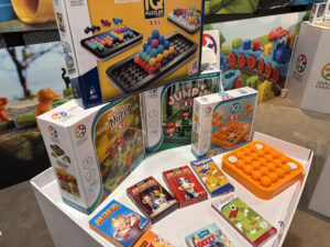 Piles de jeux de société pour enfants et famille, incluant des jeux éducatifs, des puzzles et des jeux de stratégie, parfaits pour divertir et stimuler les tout-petits et les familles.