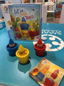 Colorful wooden stacking game for children, bright red, blue, yellow pieces, educational toy to develop fine motor skills and coordination, perfect for kids' play and learning.