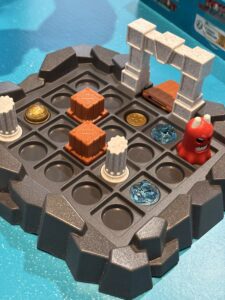 - Combinaison de jeux de société de stratégie avec un plateau de jeu en plastique, pions colorés, pièces de monnaie et éléments de décoration pour une expérience gaming immersive.