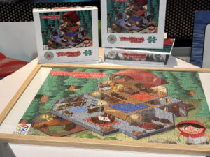 Puzzle maison de la mère-grand Petit Chaperon Rouge, jeu de société smart game, illustration détaillée avec intérieur et extérieur, parfait pour les amateurs de jeux de réflexion et de défis.