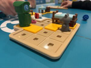 Pionniers du jeu de société avec une pièce d'échecs moustache, jouant à un jeu stratégique sur un plateau de jeu coloré lors d'une partie conviviale.