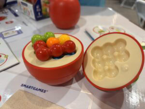 Boules de jeu éducatives pour enfants, imitation de fruits dans une boîte de jeu Montessori, parfaites pour développer la motricité fine et la reconnaissance des couleurs et formes.