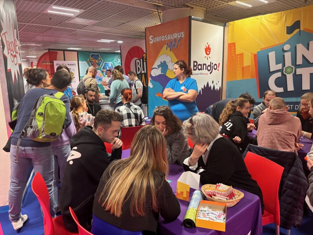 Game en famille et entre amis avec diverses activités de jeux de société et d'éditions ludiques lors de l'événement Air-Gaming. Atmosphère conviviale, passionnés de jeux passent un bon moment.