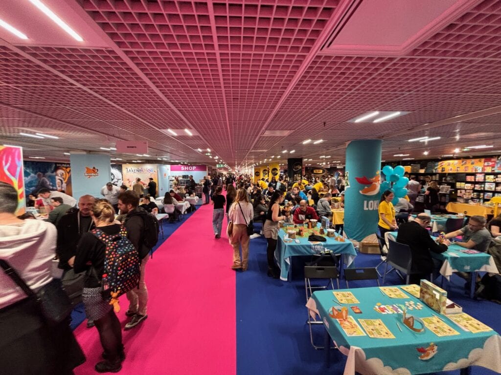 Salle de jeux et de vente de jeux de société lors d'un événement Air-Gaming, ambiance conviviale et animations ludiques, parfait pour fans de jeux de société et passionnés de gaming.