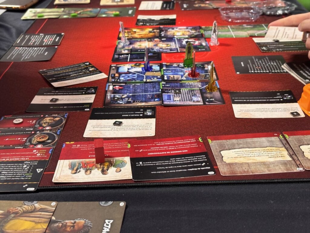 Jouez à un jeu de société stratégique dans une ambiance conviviale, avec des cartes, des figurines colorées et un plateau illustré, idéal pour les amateurs de jeux de société et de divertissement intellectuel.