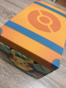 Pokémon Pikachu boîte de collection Pokémon pour fans et collectionneurs. Jeu de cartes à collectionner Pokémon avec illustrations colorées, parfait pour les amateurs et les joueurs stratégiques.