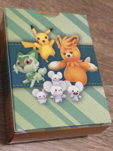 Pochette de cartes Pokémon avec personnages Évoli, Pikachu, Flareon, et d'autres, idéale pour collectionner ou jouer, mettant en avant l'univers Pokémon et le collectionnisme.
