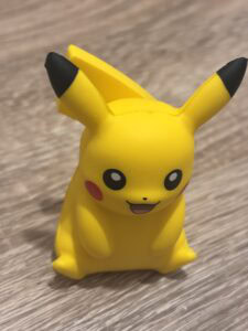Pikachu en jouet en caoutchouc jaune avec oreilles pointues et visage souriant, idéal pour collection ou décoration de fans de Pokémon et jeux vidéo.