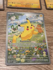 Pikachu carte Pokémon brillante, illustration colorée avec Pikachu et autres Pokémon, idéale pour collectionner ou jouer au Pokémon TCG, dans un style artistique vibrant.