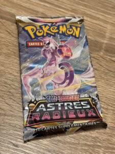 Pokémon cartes à collectionner, booster Énergie et Bouclier, Astres Radieux, jeu de cartes à collectionner, stratégie Pokémon, collectionneur, jeu de cartes stratégique, Pokémon TCG fr_FR.