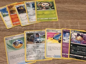 Pokémon cartes à collectionner disposées sur une surface en bois, illustrant un échange de cartes Pokémon pour le jeu de cartes à collectionner Pokémon.