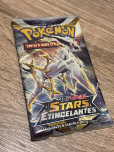 Pokémon cartes à jouer et à collectionner, booster de l'extension Étoiles Étincelantes, booster contenant 10 cartes supplémentaires, pour collectionneurs et joueurs passionnés.