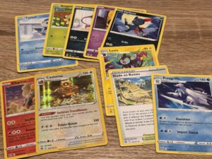 Carte Pokémon et cartes à jouer, collection, jeu stratégique, Pokémon, collectionneur, gaming, collection de cartes, jeu de cartes à collectionner, Pokémon TCG, accessoires de jeu, stratégie Pokémon, collection unique.