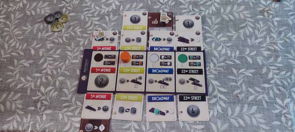 Cartes de jeu de société, jeu de stratégie urbain avec rues et quartiers colorés, blocs de construction pour jeu de société urbain, jeu de société moderne avec éléments de rue et quartiers, pertinence élevée par rapport au thème Air-Gaming.