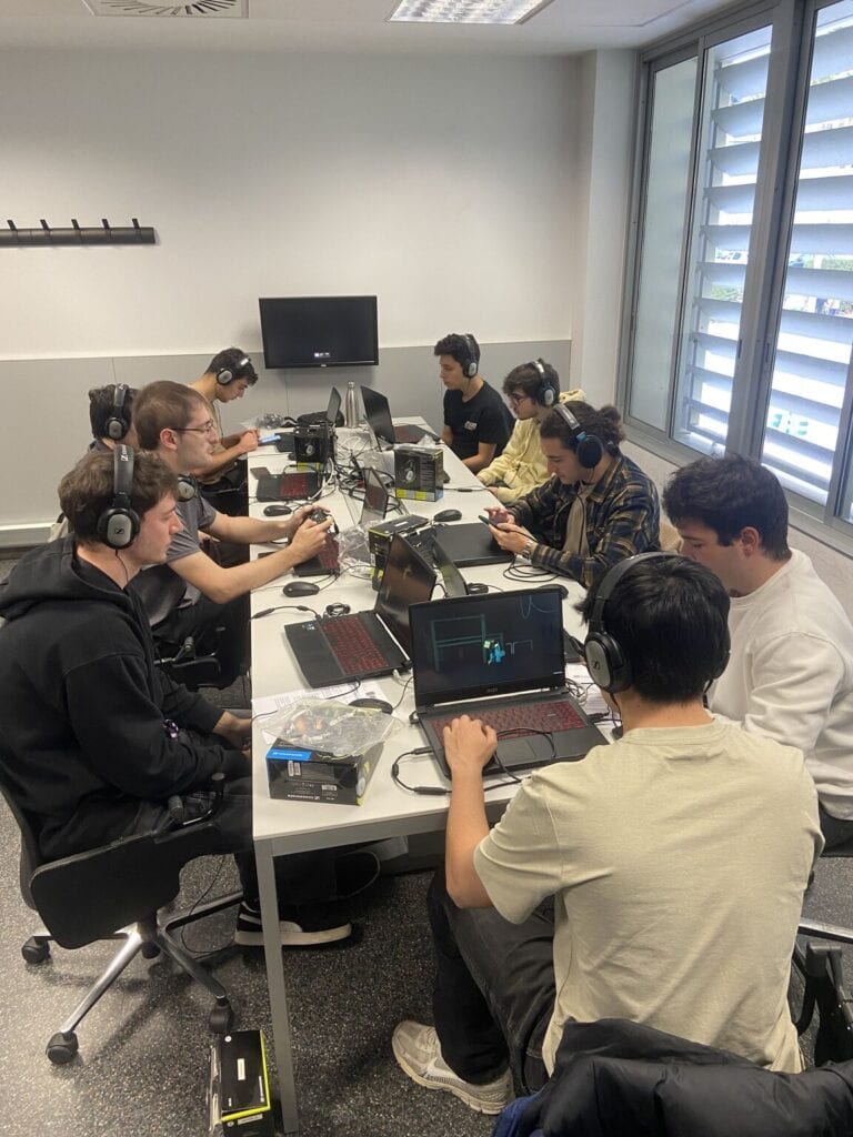 Visuels de gamers en compétition, utilisant des casques de qualité, concentrés sur leurs jeux vidéo dans une salle de gaming moderne pour une expérience immersive.