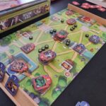 Des jeux de société pour enfants, jeu de plateau avec personnages et cartes illustrées, animation familiale, divertissement ludique pour tous âges, activités en intérieur, jeu stratégique pour groupe d'amis.