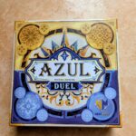 M plateau de jeu Azul Duel, jeu de société de stratégie et de réflexion, mettant en scène des motifs élégants et une décoration raffinée pour des parties captivantes.