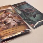Chevauchement de cartes de jeu de rôle fantastiques avec illustrations de héros et créatures mythiques. Jeu de société stratégique pour fans de fantasy et d'aventure en famille ou entre amis.