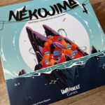 NekoJima jeu de société pour maintenir l'équilibre sur l'île, thème de chats et stratégie, avec illustrations colorées, publie par Unfriendly Games, idéal pour amateurs de jeux et passionnés de félins.