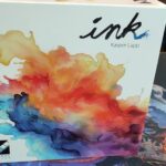 Vaporisateur de peinture colorée artistique pour jeu de société "Ink" de Kasper Lapp, illustration créative en flacon d'encre pour jeu de stratégie, design vibrant et artistique.