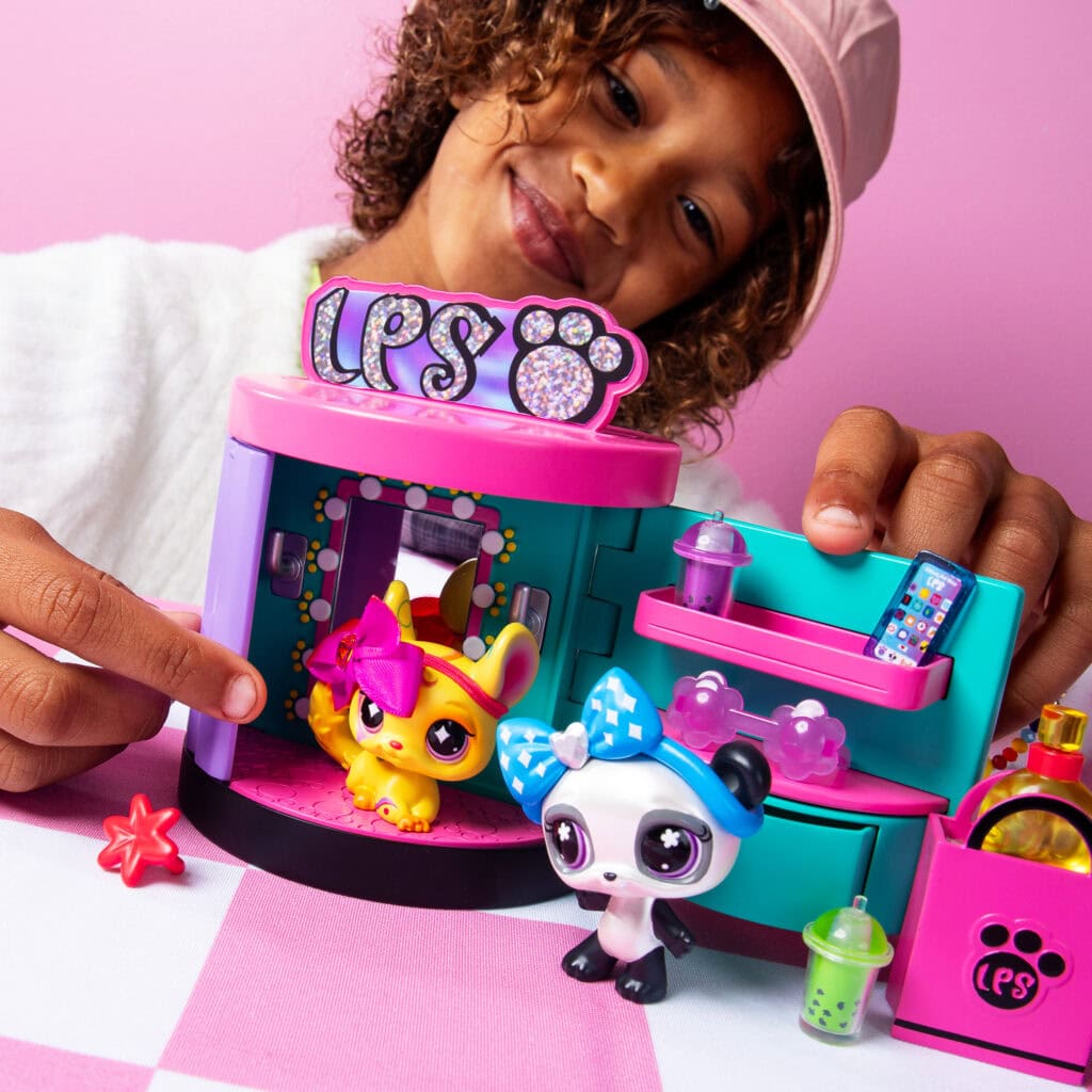 Jouet LOL Surprise avec accessoires, fille jouant avec figurines LOL, décor rose et violet, jeu de rôle pour enfants, cadeaux pour filles, animation de poupée interactive, jeu créatif et ludique, jeu de société pour enfants, cadeaux d'anniversaire pour filles, jouets de collection pour enfants.